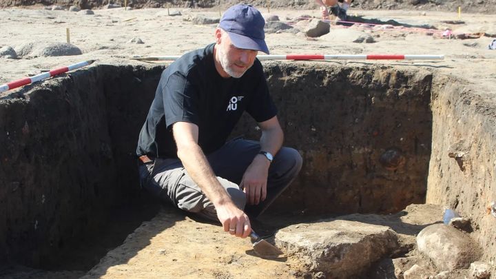 Middelalderarkæolog Jesper Langkilde i søgegrøften, hvor arkæologerne fandt potteskår fra 1100-tallet. Skårene understøtter teorien om, at Ryegaards historie rækker længere tilbage end til 1350, hvor stedet første gang omtales skriftligt. Foto: ROMU
