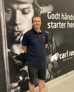 "39-årige Anders Lundberg, der selv bor i Holbæk er ny butikschef for Carl Ras' nye engroscenter. Som 24-årig blev han udlært isenkræmmer i Kalundborg og har efterfølgende arbejdet som butikssælger og butikschef i STARK’s håndværkerbutik i Holbæk. Nu ser han frem til at få hænderne endnu dybere ned i rådgivning og salg af isenkram til den professionelle håndværker."