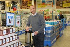 Ifølge direktør Jacob Møller har Biltema længe haft succes med salg af kaffemaskiner, og derfor vil man nu udvide sortimentet med eget kaffemærke. Foto: PR