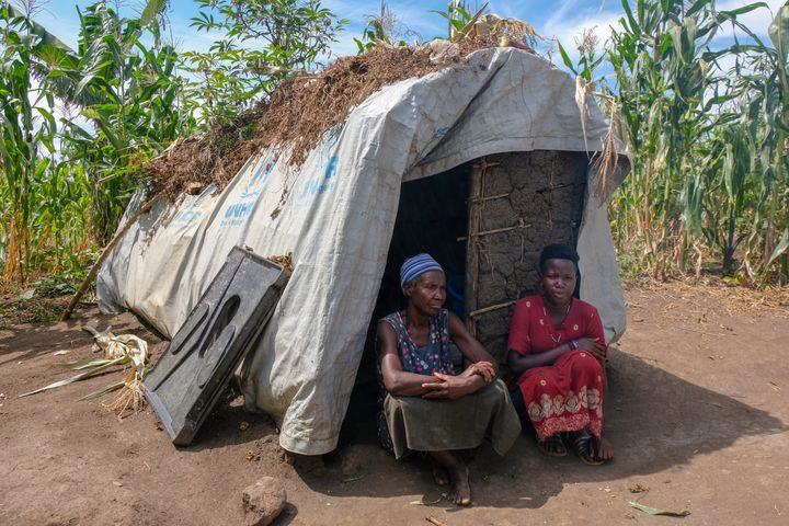 Alphonsina Nyirabuseruka og barnebarnet kom til Kyaka II som flygtninge fra DR Congo. Hun vil komme i betragtning som modtager af et hus, når danskerne begynder at købe... (Foto: ADRA Uganda)