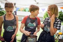 Freya, Clarissa og Astrid har været med på en GoCook madcamp, hvor de har udviklet deres bud på verdensmad.