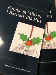 Den nye julekalenderbog hedder "Emma og Mikkel i Barnets Blå Hus". Illustrationerne i bogen er tegnet af Alice Schoppes mand Samuel.