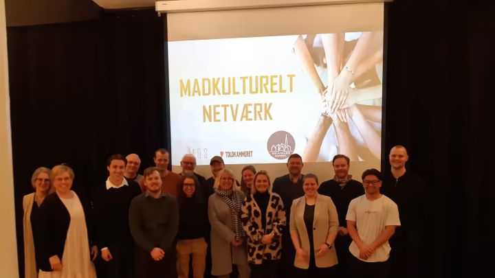 En lang række lokale aktører af cafeer, restauratanter og spisesteder samlet for at identificere, hvordan man i fremtiden kan erfaringsudveksle og samskabe. Bag initiativet står Restaurant MOS, kulturhuset Toldkammeret og Helsingør Handel.