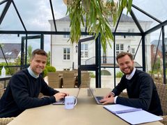 Support og marketingchef, Mads Egmose og direktør, Rasmus Gøtzsche Jensen i dialog i det udendørs mødelokale hos Visti Unlimited.