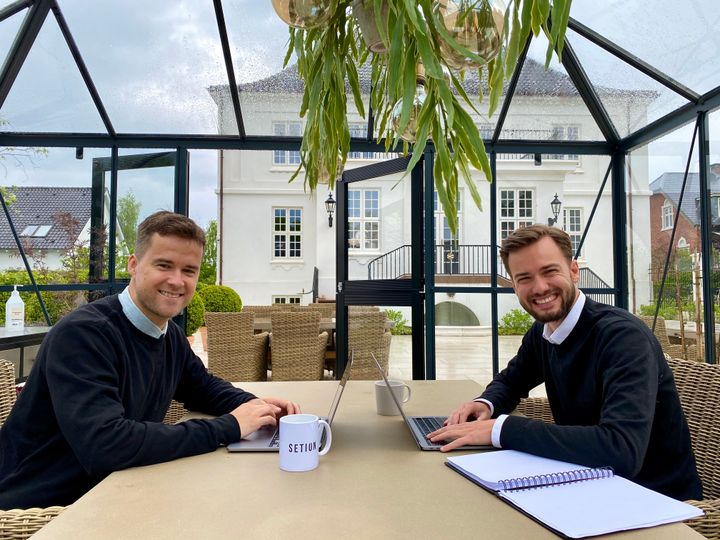 Support og marketingchef, Mads Egmose og direktør, Rasmus Gøtzsche Jensen i dialog i det udendørs mødelokale hos Visti Unlimited.
