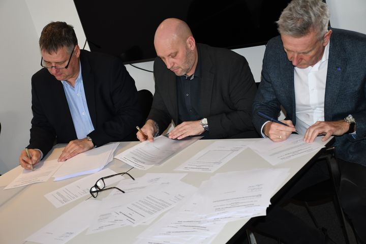 Den nye overenskomst på vvs-området blev underskrevet af (fra venstre) Henrik Fugmann, formand for TEKNIQ Arbejdsgiverne, Henrik W. Petersen, forbundsformand hos Blik- og Rørarbejderforbundet, og Keld Bækkelund Hansen, forhandlingssekretær hos Dansk Metal.