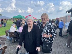 Anne Madsen (tv) og Marie Christensen (th) har boet i Boligselskabet Birkebo, afdeling 4, i hele 65 år.