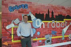 OnRobot har hovedkvarter i Odense, Danmark, og har desuden kontorer i 8 andre lande. Her står CEO Enrico Krog Iversen i det danske kontor.