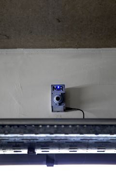Kameraer i døråbningerne sender signaler til robotten om, hvad der sker længere fremme på ruten og hjælper den med at interagere fleksibelt med mennesker og andre typer robotter.