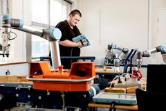 Danmarks største automationshus BILA noterer sig en støt stigende interesse fra hele uddannelsessektoren i at stille danskudviklet samarbejdende robotteknologi fra Universal Robots til rådighed for elever, lærlinge og studerende.
