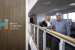Pernille Wichmann, salgsdirektør med ansvar for industri hos Lemvigh-Müller, og Claus Damgaard, Sourcing Director hos Green Hydrogen Systems. 
