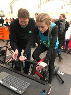 Clara Løvendahl, 7.C på Kroggårdsskolen og en af Cykling Odenses frivillige ved e-cyklerne