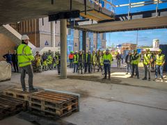 Lasse Rud Pedersen, projektleder i Vejdirektoratet, holder tale for håndværkerne på byggeriet. Foto: Vejdirektoratet.