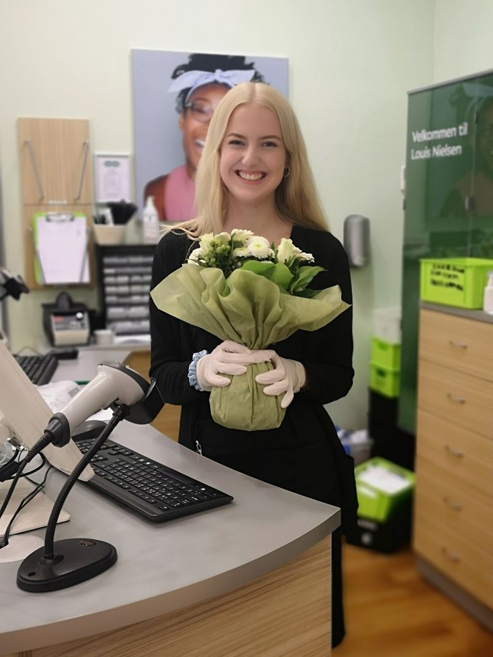 Michelle Callesen Langi Sørensen blev overrasket med blomster hos Louis Nielsen i Tilst efter sin flotte eksamen, hvor hun fik 12.