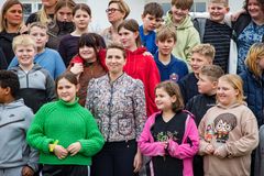 Statsminister Mette Frederiksen sammen med børn og voksne fra Julemærkehjemmet