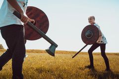 Vikingebørn som leger på marken