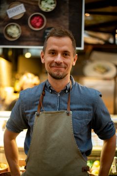 Jean-Michel Grønnegård Deleuran, der driver fødevare-startup'en Rørt, fik kvalificeret sine ideer til nye versioner af danske pålægssalater og fik uvurderlig hjælp af Greater Copenhagen Food Startup. Nu har han en stand i Torvehallerne. Foto: Rørt