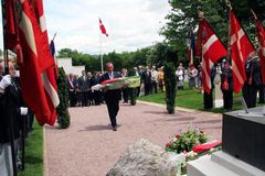 Hvert år markeres årsdagen for afslutningen af 1. Verdenskrig på den sønderjyske kirkegård i Braine. Foto: Haderslev Kommune 2013