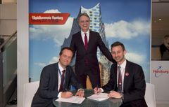 Rolf Strittmatter, Managing Director fra Hamburg Tourismus (tv) underskriver turisme-samarbejdsaftalen med Mikkel Aarø-Hansen, administrende direktør i Wonderful Copenhagen (th) på ITB rejsemessen i Berlin