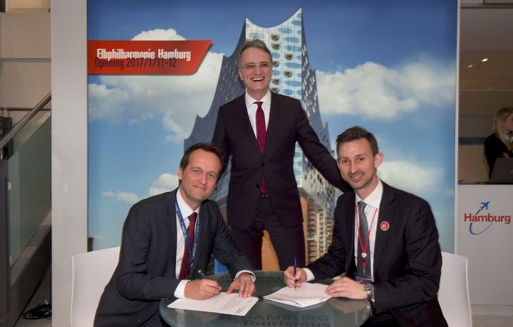 Rolf Strittmatter, Managing Director fra Hamburg Tourismus (tv) underskriver turisme-samarbejdsaftalen med Mikkel Aarø-Hansen, administrende direktør i Wonderful Copenhagen (th) på ITB rejsemessen i Berlin