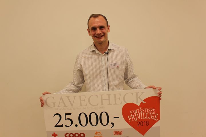 En glad og stolt Jesper modtog hæderen og de 25.000 kr., han kan bruge på sit frivillige arbejde. Foto: Kræftens Bekæmpelse