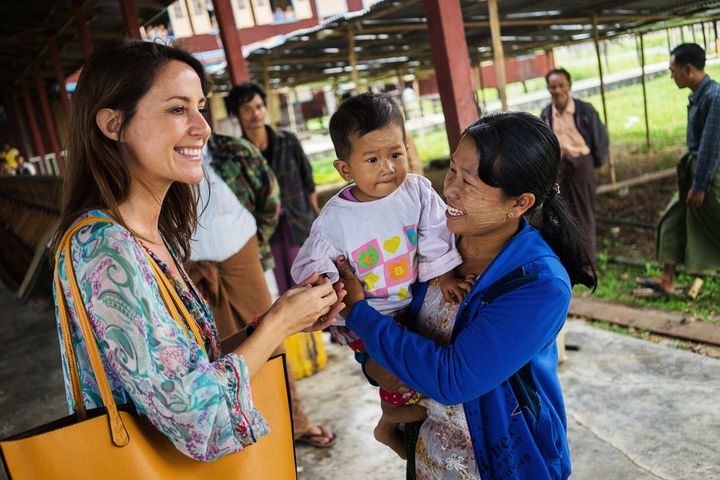Prinsesse Marie hilser på en lokal kvinde i landsbyen Hsi Hson West Village ved Inle søen i den centrale del af Myanmar. Foto: Nikolaj Svennevig