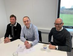 Kontrakten er netop underskrevet, og dermed kan byggeriet af det nye Biltema-varehus i Hjørring begynde. I midten på billedet ses direktør i Biltema Jacob Borring Møller, og til venstre for ham er byggeleder Allan Ankerbøl, mens direktør hos totalentreprenøren Base, Rasmus Mørk Heiberg, sidder til højre. Foto: PR