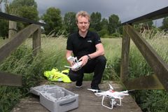 Dronepilot Henrik Kjærsgaard Christensen er en af LE34’s landinspektører, der flyver dronerne, når de danske vandløb skal opmåles. Foto: PR.