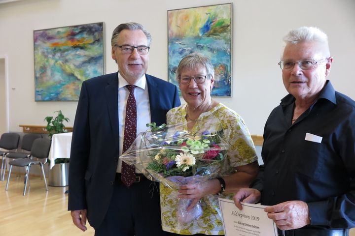 Elin og Kristian Pedersen modtager årets Ældrepris af borgmester Ole Bjørstorp.