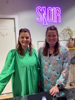 Anja Hjorth Pedersen (tv.) og Susanne Sørensen ejer i fællesskab damemodeforretningen sNoir i Rønne. Foto: sNoir