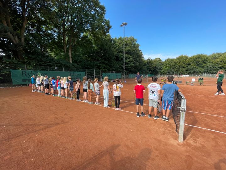 Tennis er blandt de aktiviteter, som eleverne på Fourfeldtskolen Bohr, Spangsbjergsskolen Cosmos og Ansgarskolen Vadehav kan prøve kræfter med i mødet med foreningerne. Foto: Privat.