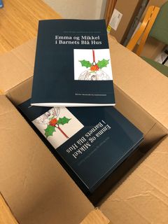 Den nye julekalenderbog hedder "Emma og Mikkel i Barnets Blå Hus".