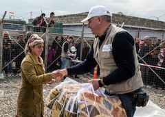 Kim Hartzner giver varme termotæpper til en yezidi-pige, som forsørger sine fire søskende, efter at deres forældre blev dræbt af IS.