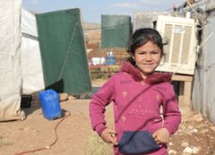 Det er børn som pigen her, der må vokse op i Laylan-lejren, indtil der er fred nok i hjemområdet til at de kan vende tilbage. Foto: Mission Øst