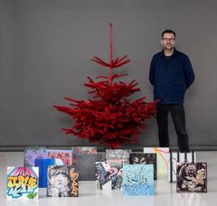 Jens-Peter Brask, kunstsamler og kurator: Pynter juletræet med 14 malede ældre LP-pladecovers skabt af 14 danske og internationale kunstnere. Vurdering: 44.000 kr. (Foto: Annett Ahrends)