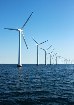 Danmarks grønne strøm fra havvindmølleparker er en af byggestenene i arbejdet med at udvikle fremtidens  grønne brændstoffer. Nu kan virksomheder søge en pulje på knap en kvart milliard kroner til investeringer på området. Foto: Colourbox