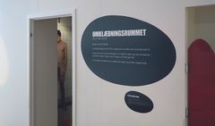 Receptionen afholdes i "Omklædningsrummet" i udstillingen "Kære krop, svære krop"