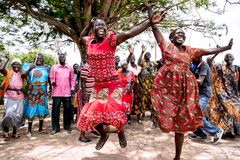 Prinsesse Marie har den seneste uge rejst rundt i Uganda med Folkekirkens Nødhjælp. Flere steder er Prinsessen blevet mødt med dans og musik. Foto: Bax Lindthardt/ Folkekirkens Nødhjælp