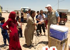 Generalsekretær Kim Hartzner fra Mission Øst overrækker køkken- og hygiejneudstyr til irakiske Hassem, der måtte flygte fra IS på krykker.