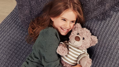 Årets Red Barnet-støttebamse, fås kun i Aldi fra 9. december. Pris: 49,- heraf 25 kroner til Red Barnet (PR-foto)