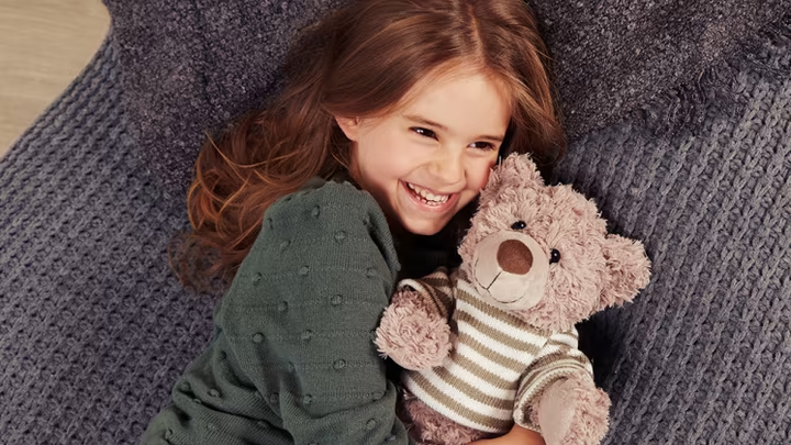 Årets Red Barnet-støttebamse, fås kun i Aldi fra 9. december. Pris: 49,- heraf 25 kroner til Red Barnet (PR-foto)