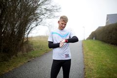 Kim Nørgaard Jensen er en dedikeret løber, og siden han fik udskiftet sine naturlige øjenlinser med såkaldte trifokale linser, står tallene på løbeuret atter skarpt. Foto: PR.