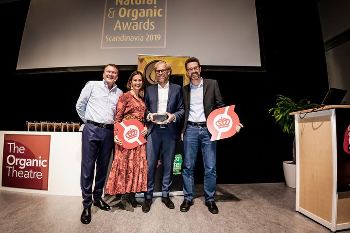 Økologien er blevet hverdagskost i Danmark. Coop modtog prisen Organic Retailer of the Year på Nordic Organic Food Fair onsdag aften. På scenen modtog Helle Andersen, Jens Visholm og Thomas Roland fra Coop prisen. Foto: Jens Panduro.