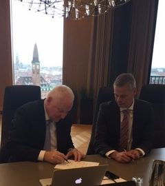 Molslinjens bestyrelsesformand, Frantz Palludan sætter sammen med Molslinjens administrerende direktør, Carsten Jensen navn på aftalen om køb af Danske Færger A/S.