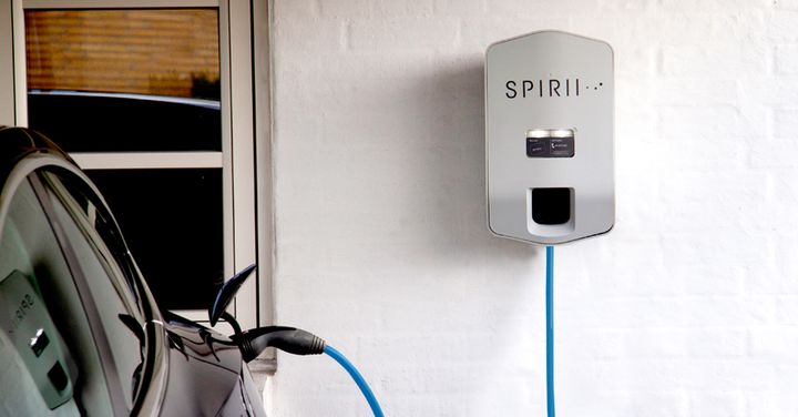 Intelligent hjemmeladeboks fra Spirii/AURA, der kan oplade alle typer af elbiler med op til 22 kW.