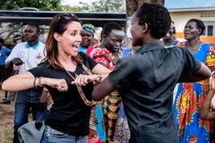 Prinsesse Marie har den seneste uge rejst rundt i Uganda med Folkekirkens Nødhjælp. Flere steder er Prinsessen blevet mødt med dans og musik. Foto: Bax Lindthardt/ Folkekirkens Nødhjælp