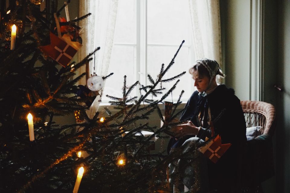 Fruen ved juletræet 