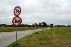 STYR PÅ REGLERNE: Kan man huske, hvad alle trafikskilte betyder? Det og meget mere får man svar på til foredragsaften om teori på Brædstrup Kro. (Foto: Colourbox).