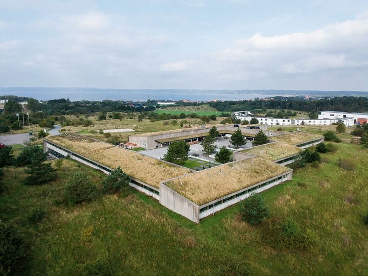 Ebeltoft Vandrerhjem, der oprindelig var Entreprenørskolen, er udvalgt til ny bog om vellykket betonarkitektur. Foto: Torben Eskerod