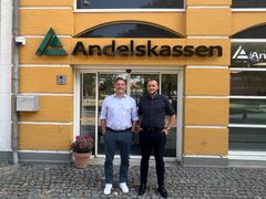 Lars Johansen (tv) og Kasper Petersen (th) foran Andelskassen i Svendborg